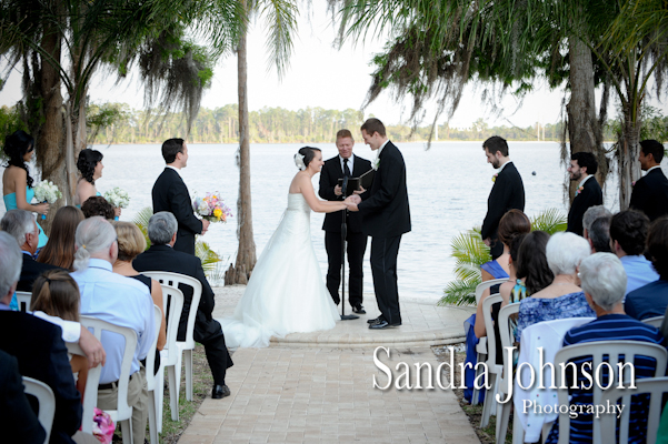 Best Lakeside wedding at Paradise Cove in Orlando, Florida - Wedding photographer - Sandra Johnson (SJFoto.com)